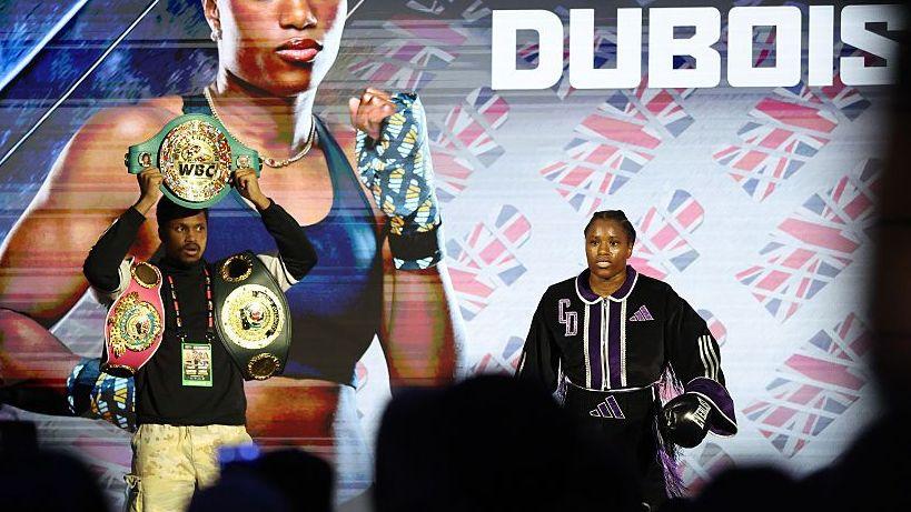 Dubois beats Moore to keep Baumgardner in picture