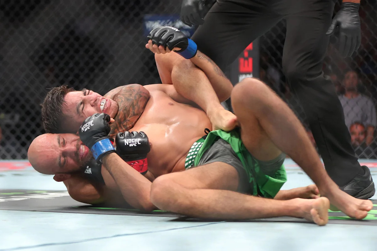 Noche UFC results: Jean Silva taps Jose Delgado with one-armed choke