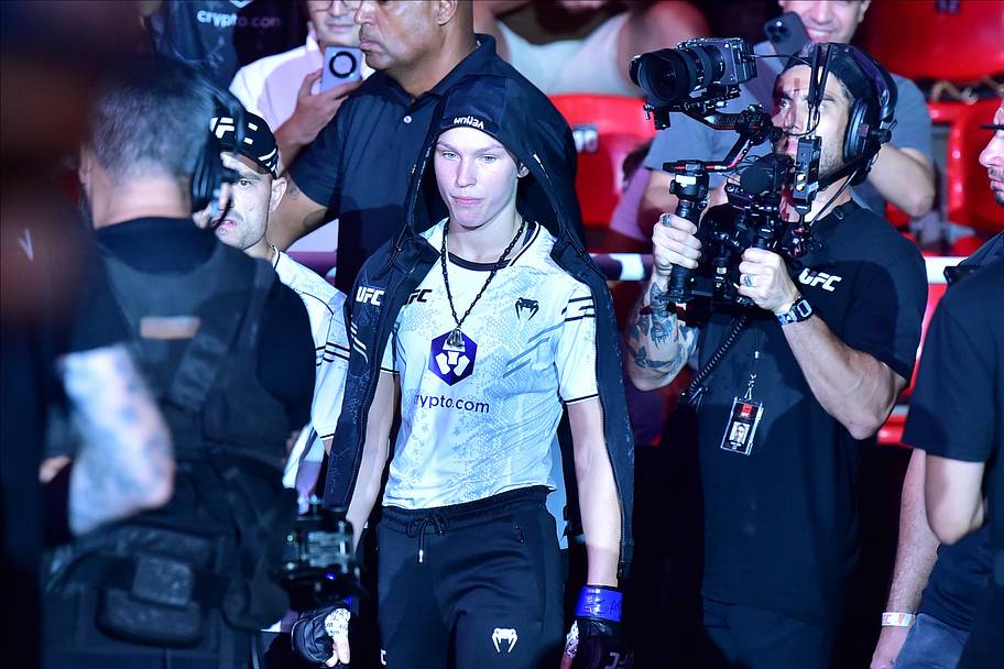 Dione Barbosa (red gloves) fights Ernesta Kareckaite (blue gloves) during UFC 301 at Rio Arena.