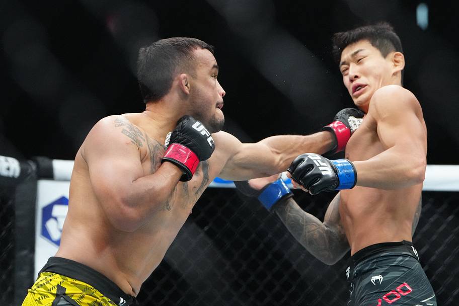 Daniel Santos (red gloves) fights Joosang Yoo (blue gloves) during UFC 320 at T-Mobile Arena.