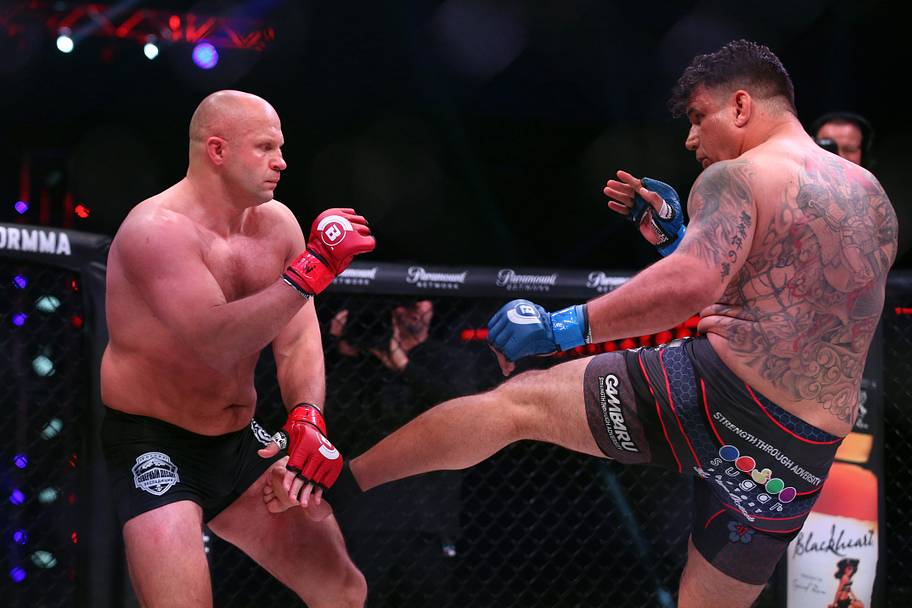 Fedor Emelianeko (red gloves) fights Frank Mir (blue gloves) during Bellator 198 at Allstate Arena.