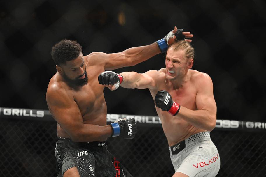 Alexander Volkov (red gloves) fights Waldo Cortes Acosta (blue gloves) during UFC 328 at Prudential Center.