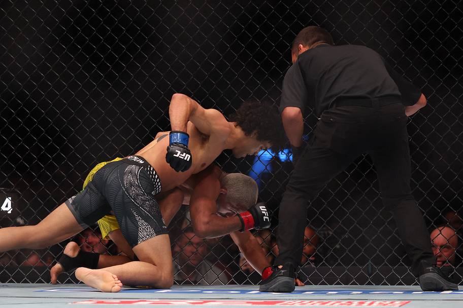 Deiveson Figueiredo (red gloves) fights Payton Talbott (blue gloves) during UFC 332 at Delta Center.