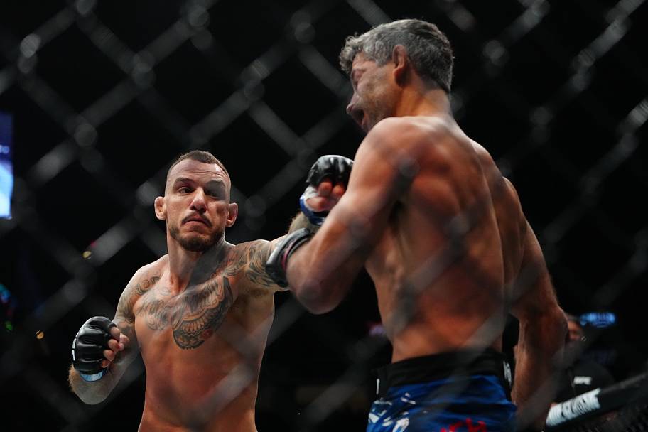 Beneil Dariush (red gloves) fights Renato Moicano (blue gloves) during UFC 317 at T-Mobile Arena.