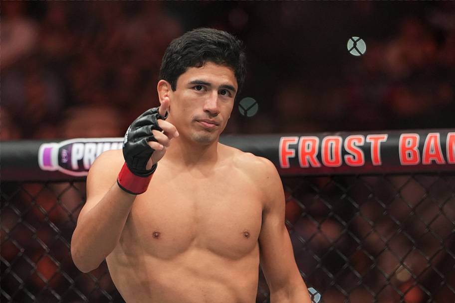 Santiago Luna (red gloves) reacts prior to the fight against Quang Le (blue gloves) during Noche UFC at Frost Bank Center.