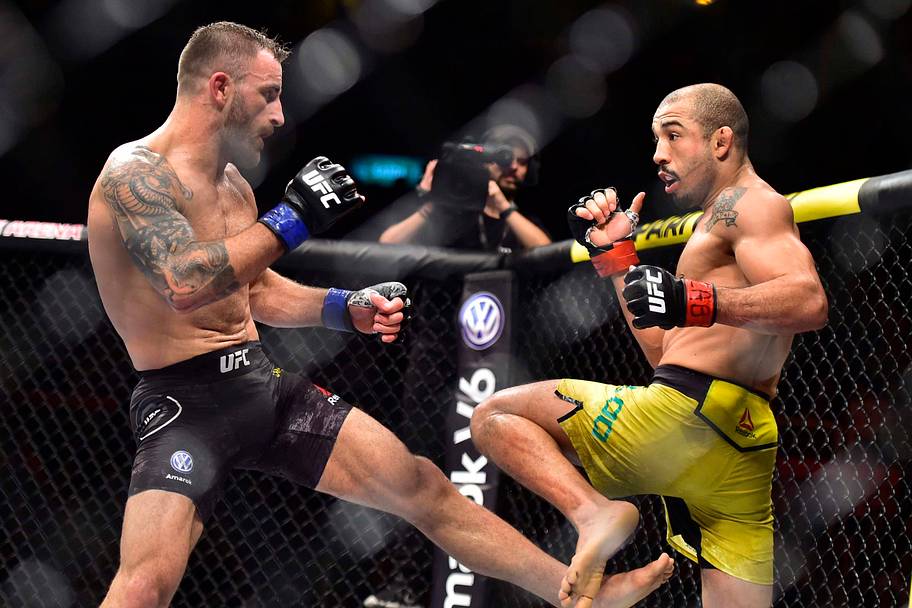 Jose Aldo (red gloves) fights Alexander Volkanovski (blue gloves) during UFC 237 at Jeunesse Arena.