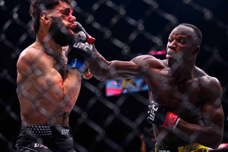 Losene Keita (red gloves) fights Muhammad Naimov (blue gloves) during UFC Fight Night at Accor Arena.