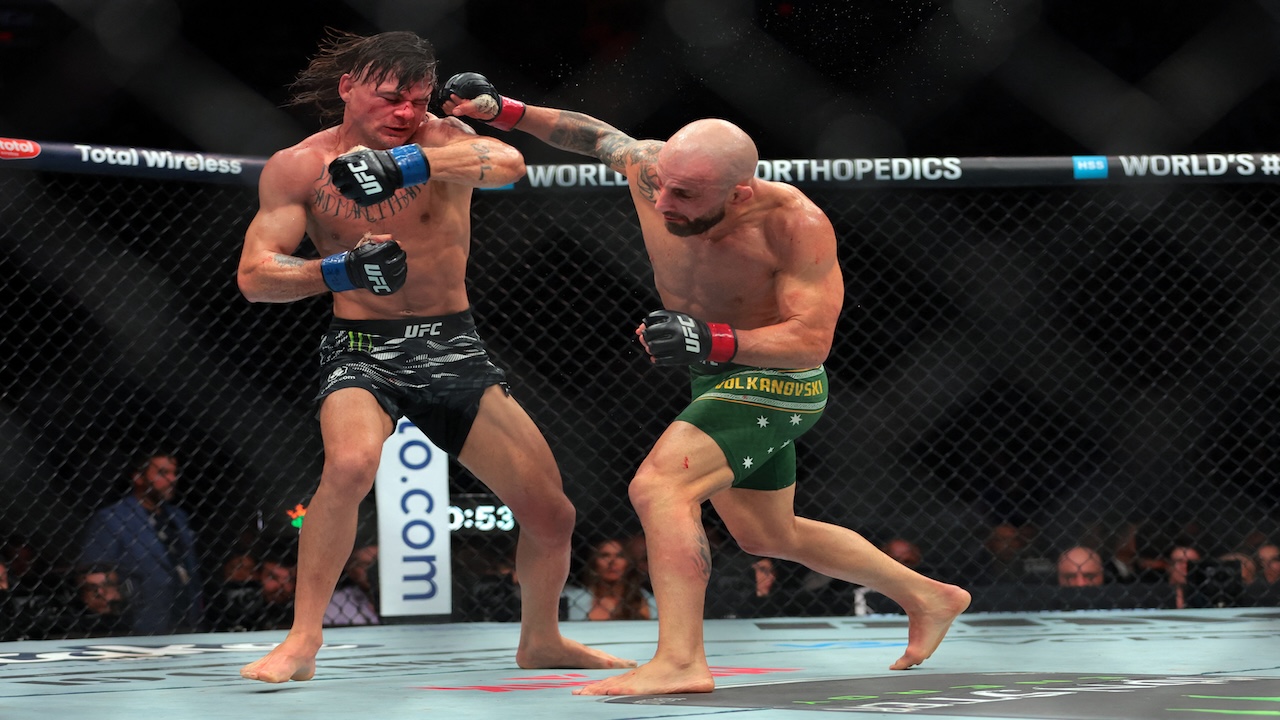 UFC 333 predictions: Alexander Volkanovski lands a right hand on Diego Lopes.