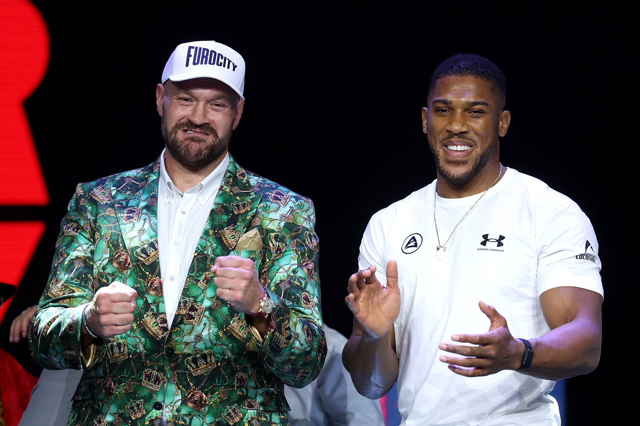 Tyson Fury and Anthony Joshua pose for a photo (Getty)