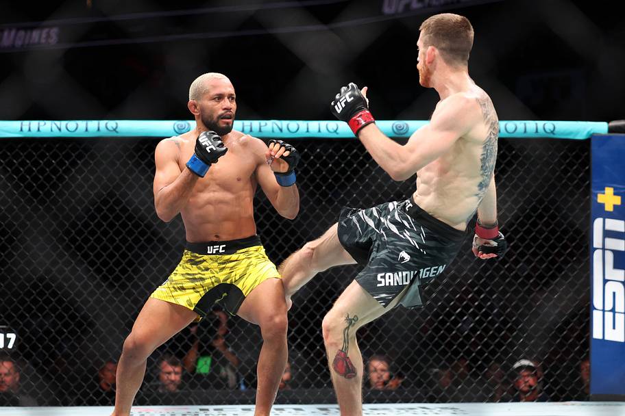 Cory Sandhagen (red gloves) fights Deiveson Figueiredo (blue gloves) during UFC Fight Night at Wells Fargo Arena.