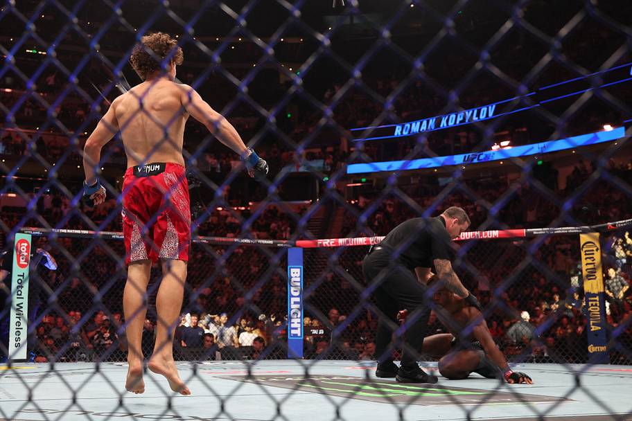 oman Kopylov (blue gloves) celebrates after defeating Ateba Gautier (red gloves) during UFC 332 at Delta Center.