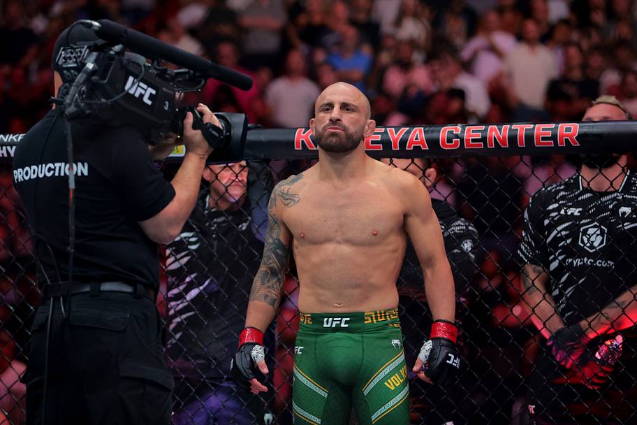 Alexander Volkanovski (red gloves) is introduced before his match against Diego Lopes (not pictured) during UFC 314 at Kaseya