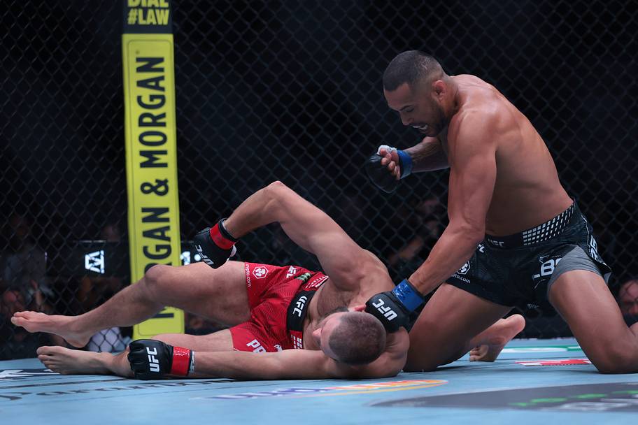 Jiri Prochazka (red gloves) fights Carlos Ulberg (blue gloves) during UFC 327 at Kaseya Center.