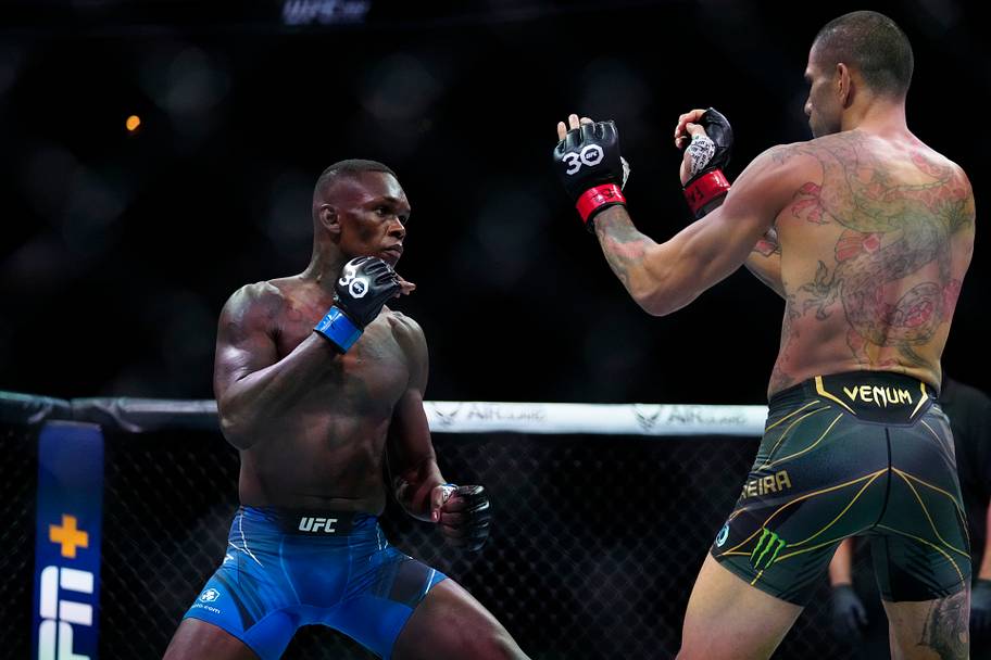 Alex Pereira (red gloves) fights Israel Adesanya (blue gloves) during UFC 287 at Miami-Dade Arena.