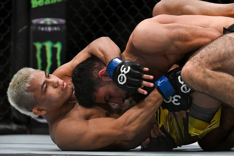 Farid Basharat (red gloves) fights Kleydson Rodrigues (blue gloves) during UFC Fight Night at Accor Arena.