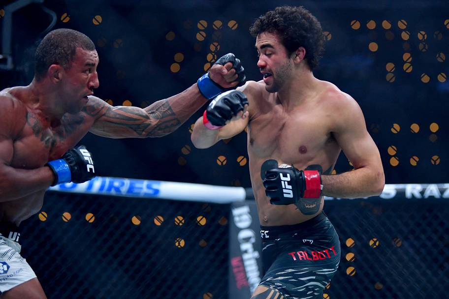 Payton Talbott (red gloves) fights Raoni Barcelos (blue gloves) during UFC 311 at Intuit Dome.