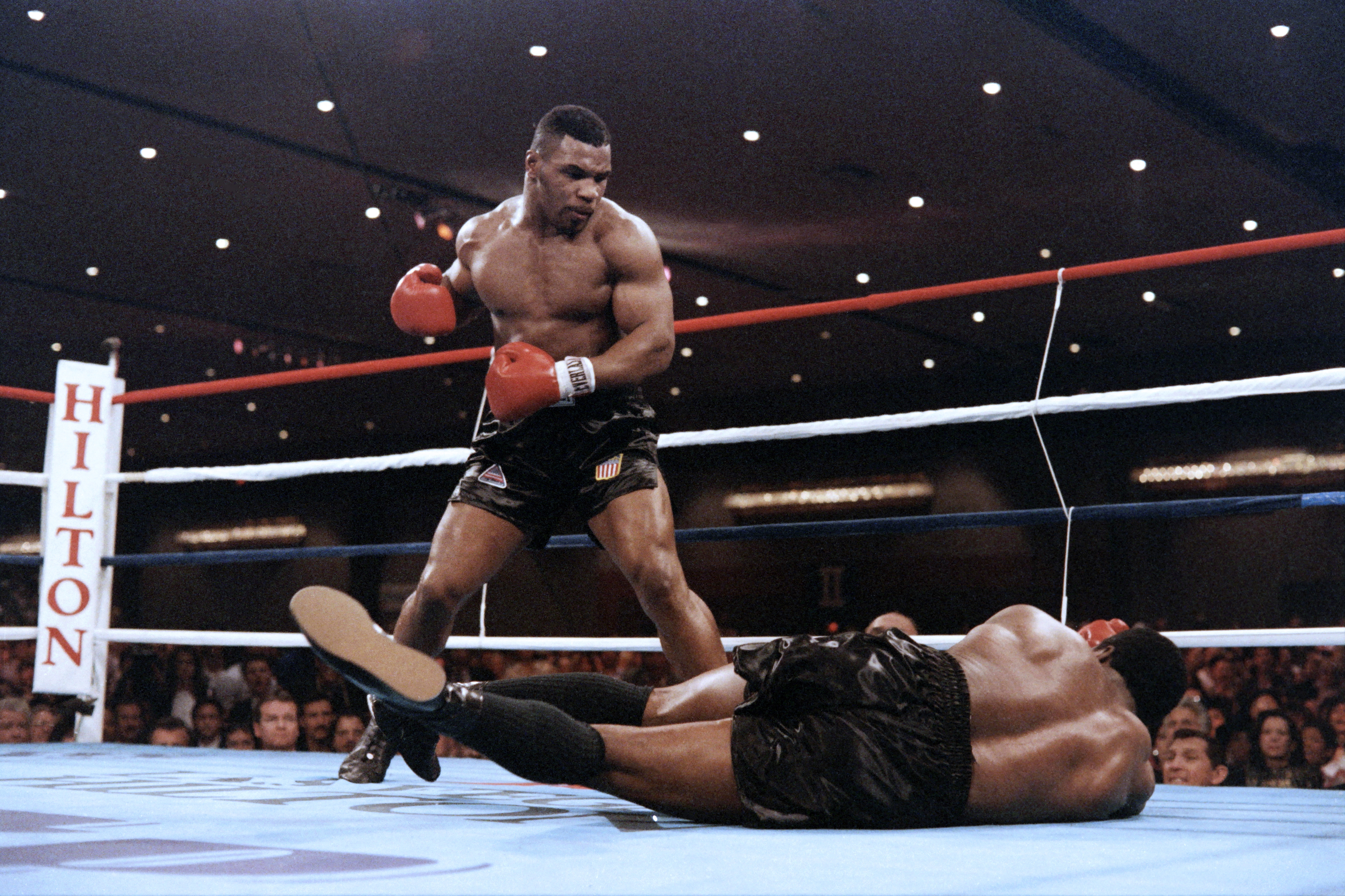 Mike Tyson (L) fights against heavyweight champion Trevor Berbick (R) to become the youngest heavyweight world champion in history on November 22, 1986 in Las Vegas. (Photo by Carlos SCHIEBECK / AFP via Getty Images)