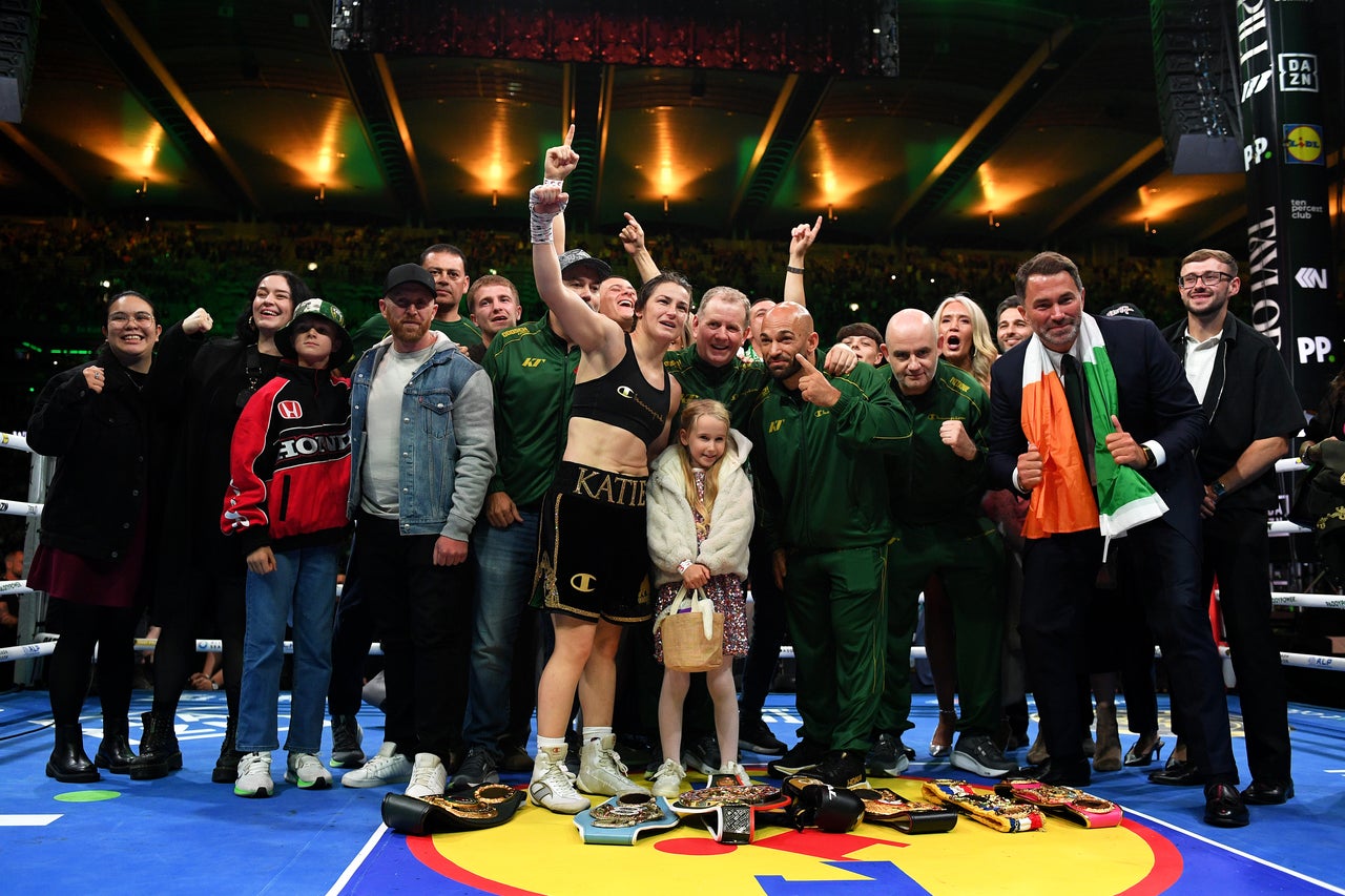 Glove in: Taylor celebrates with her family and team (Getty)