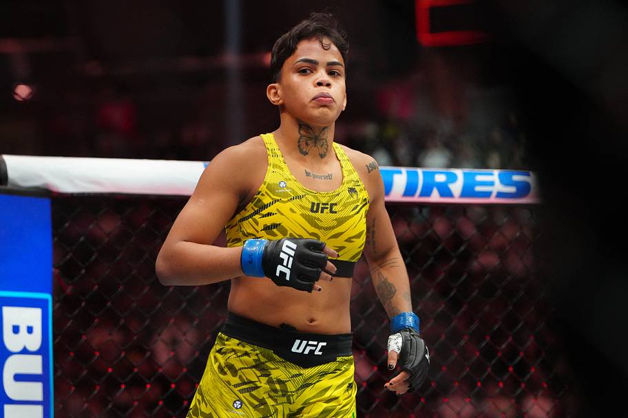 Iasmin Lucindo (blue gloves) prepares to fight Amanda Lemos (not pictured) during UFC 313 at T-Mobile Arena.