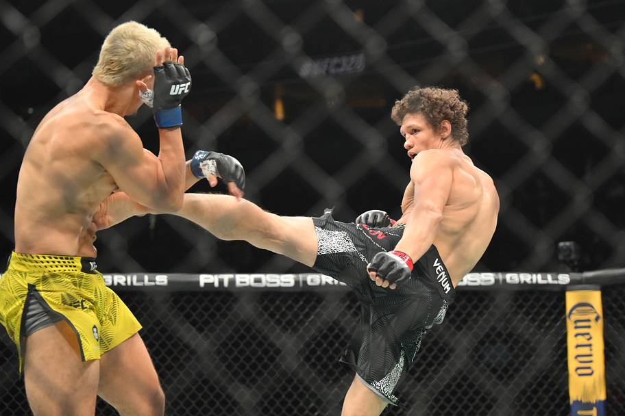 Roman Kopylov (red gloves) fights Marco Tulio (blue gloves) during UFC 328 at Prudential Center.