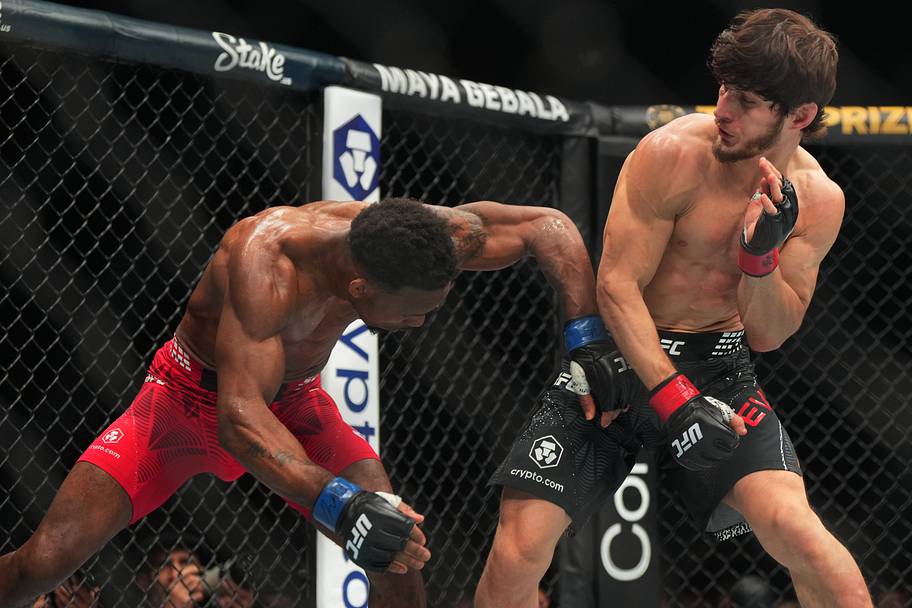 Movsar Evloev (red gloves) fights Lerone Murphy (blue gloves) during UFC Fight Night at O2 Arena.