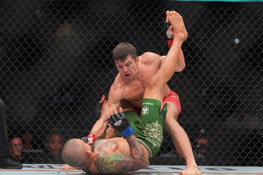 Alexander Hernandez (red gloves) fights Diego Ferreira (blue gloves) during Noche UFC at Frost Bank Center.