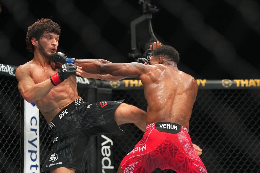 Movsar Evloev (red gloves) fights Lerone Murphy (blue gloves) during UFC Fight Night at O2 Arena.