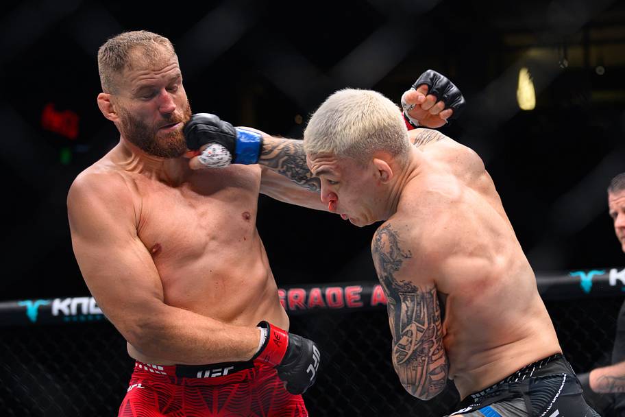 Jan Bachowicz (red gloves) fights Navajo Stirling (blue gloves) during UFC Fight Night at Belgrade Arena.