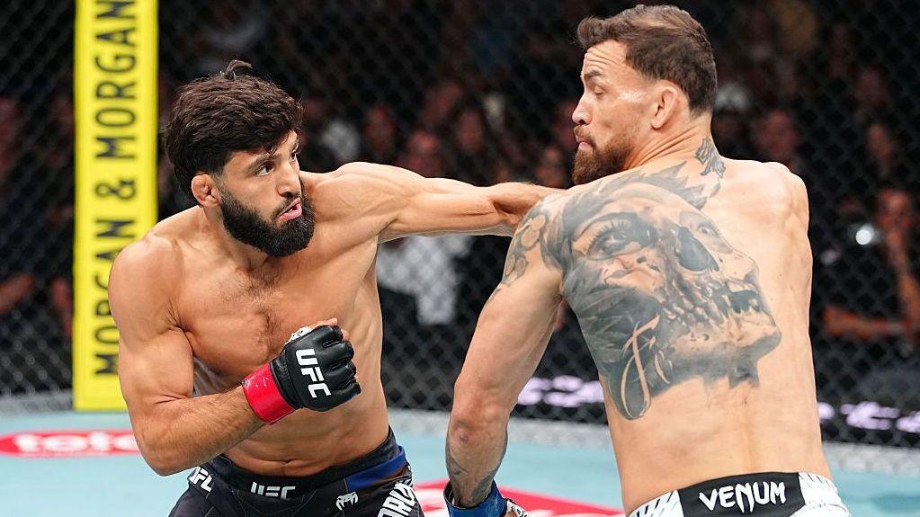 Arman Tsarukyan lands a punch on Mauricio Ruffy