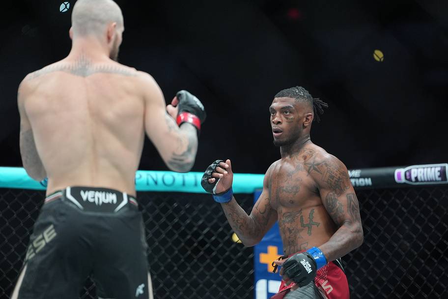 Zachary Reese (red gloves) fights Sedriques Dumas (blue gloves) during Noche UFC at Frost Bank Center.