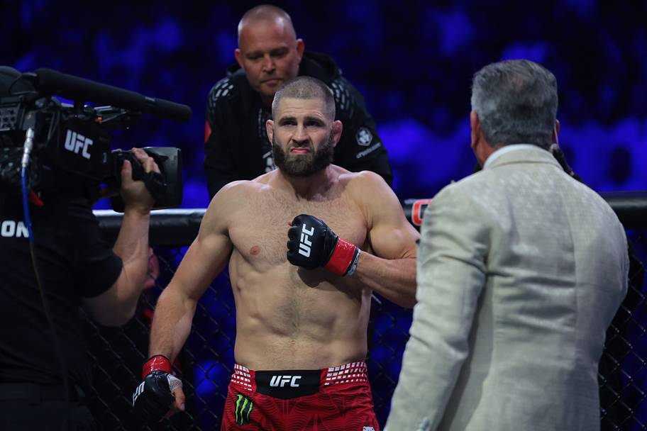 Jiri Prochazka (red gloves) before the fight against Carlos Ulberg (blue gloves) during UFC 327 at Kaseya Center.