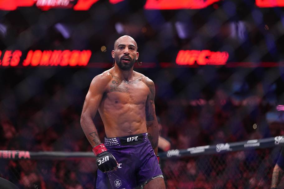 Charles Johnson (red gloves) fights against Eduardo Chapolin (blue gloves) in the catchweight bout during UFC 330 at Xfinity