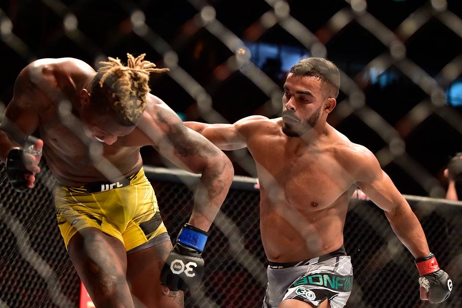 Ismael Bonfim (red gloves) fights Terrance McKinney (blue gloves) during UFC 283 at Jeunesse Arena.