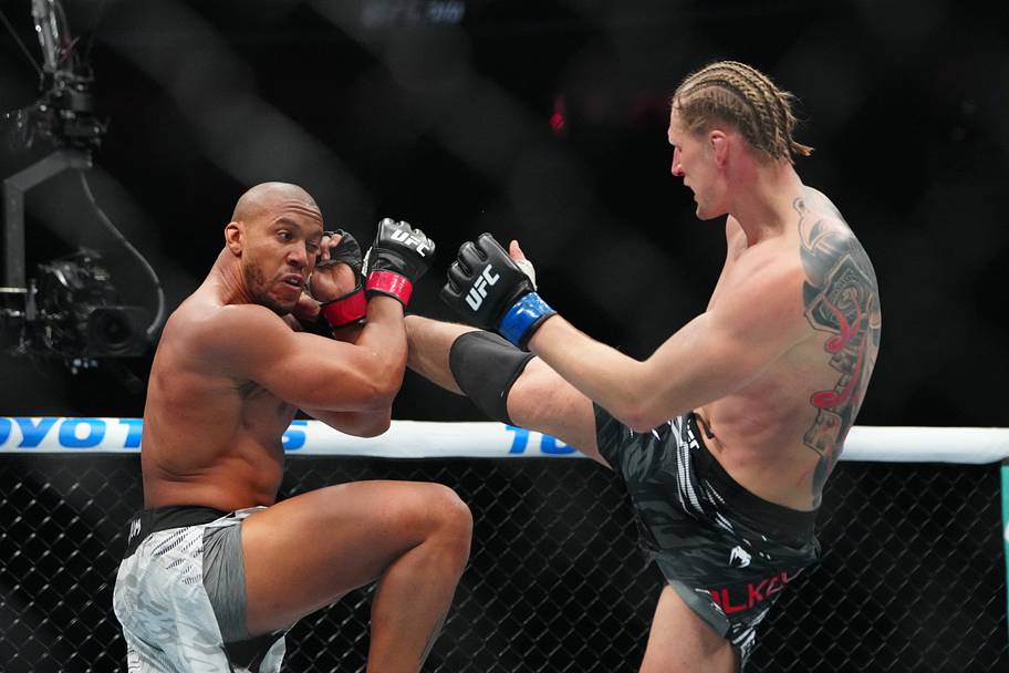 Ciryl Gane (red gloves) fights Alexander Volkov (blues gloves) at T-Mobile Arena.
