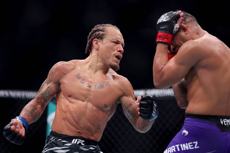 Marcus McGhee (blue gloves) fights Jonathan Martinez (red gloves) in a bantamweight bout during UFC 309 at Madison Square Gar