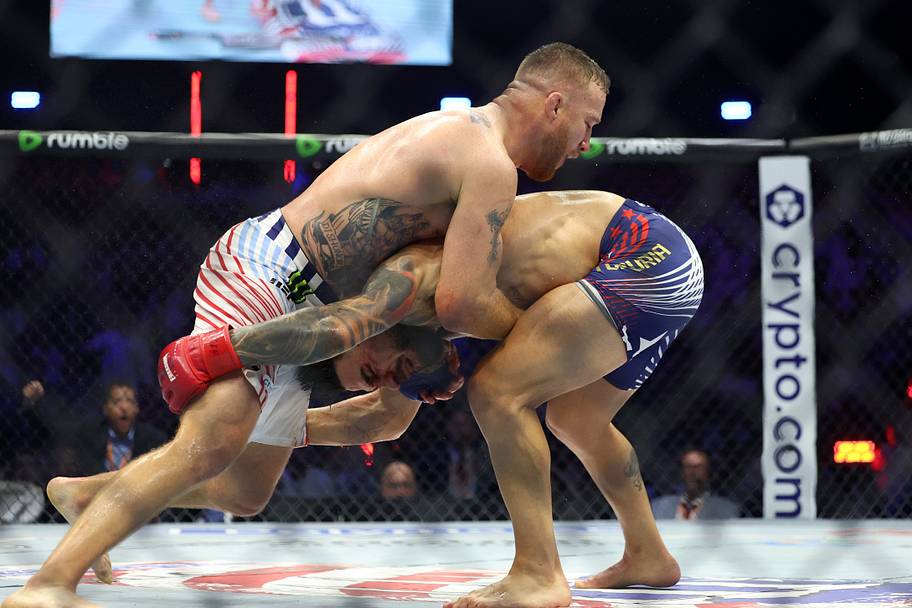 Justin Gaethje (blue gloves) fights Ilia Topuria (red gloves) during the UFC Freedom 250 at the White House South Lawn.