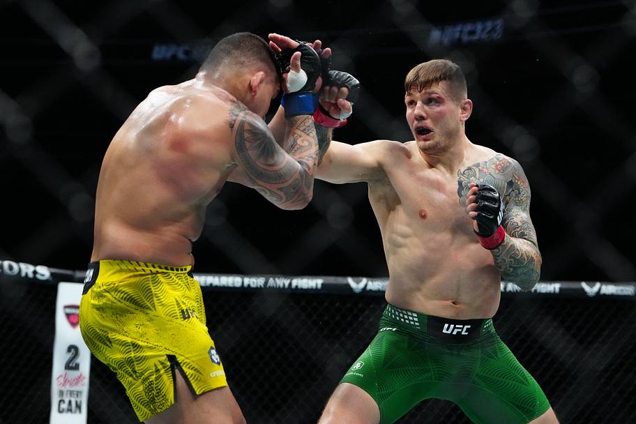 Marvin Vettori (red gloves) fights Brunno Ferreira (blue gloves) during UFC 323 at T-Mobile Arena.