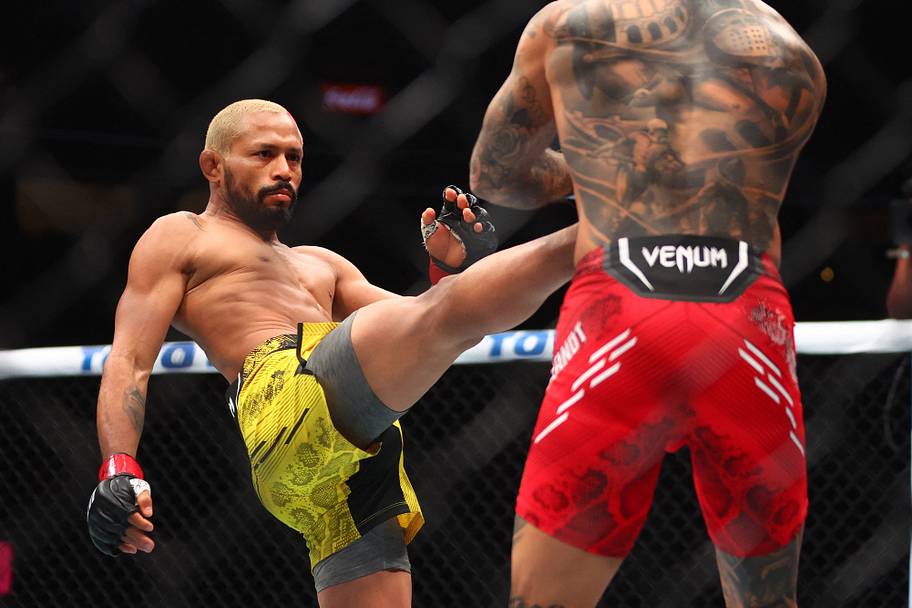 Deiveson Figueiredo (red gloves) fights Cody Garbrandt (blue gloves) during UFC 300 at T-Mobile Arena.