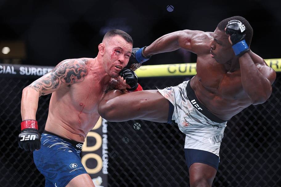 Colby Covington (red gloves) fights Joaquin Buckley (blue gloves) at Amalie Arena.