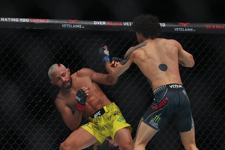 Deiveson Figueiredo (red gloves) fights Payton Talbott (blue gloves) during UFC 332 at Delta Center.