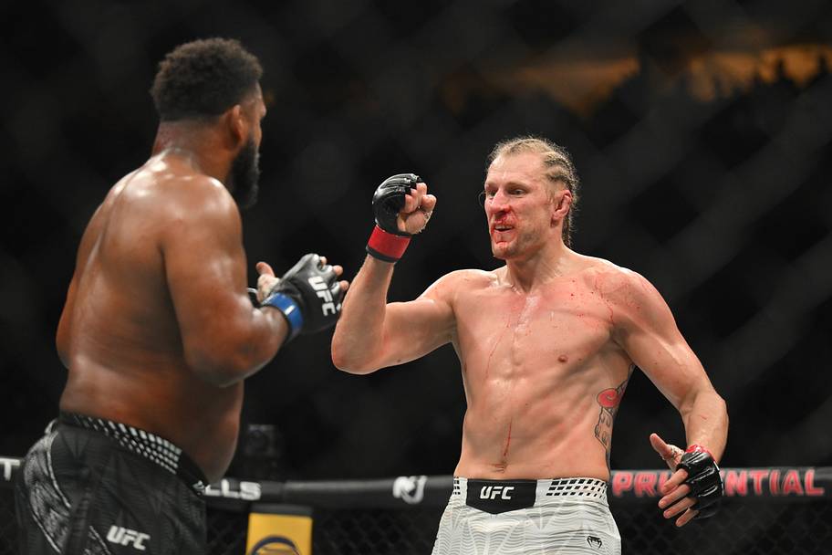 Alexander Volkov (red gloves) fights Waldo Cortes Acosta (blue gloves) during UFC 328 at Prudential Center.