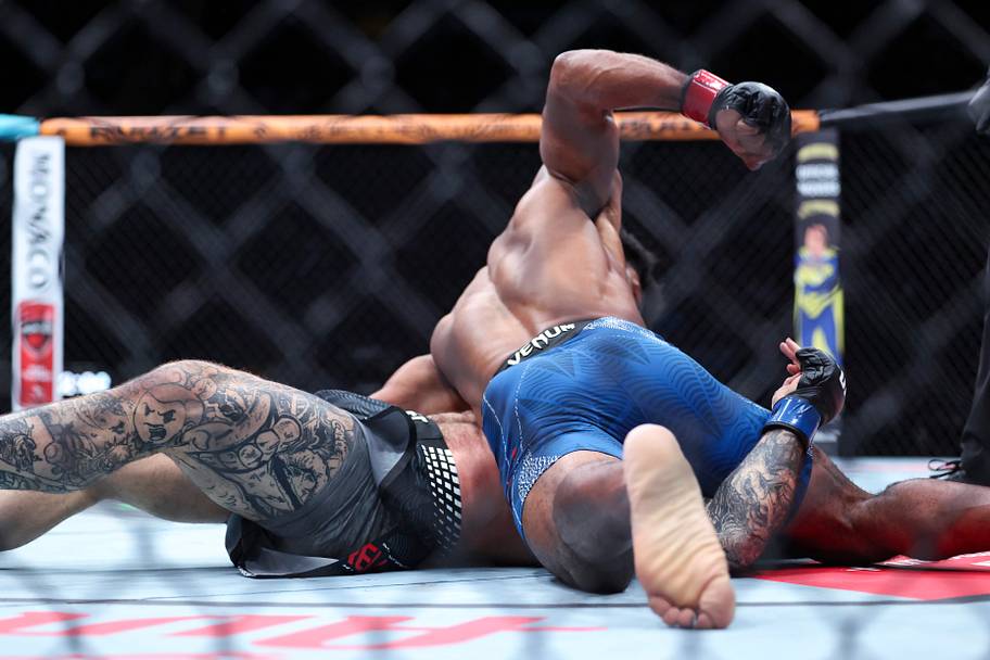 Jacobe Smith (red gloves) fights Josiah Harrell (blue gloves) in a welterweight bout during UFC Fight Night at Toyota Center.