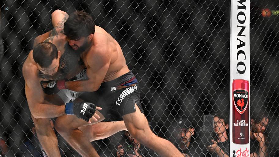 Arman Tsarukyan (red gloves) fights Mauricio Ruffy (blue gloves) during UFC 331 at Crypto.com Arena.