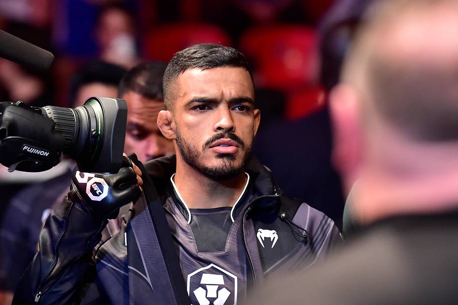 Ismael Bonfim (red gloves) enters the arena before the fight against Terrance McKinney (blue gloves) during UFC 283 at Jeunes