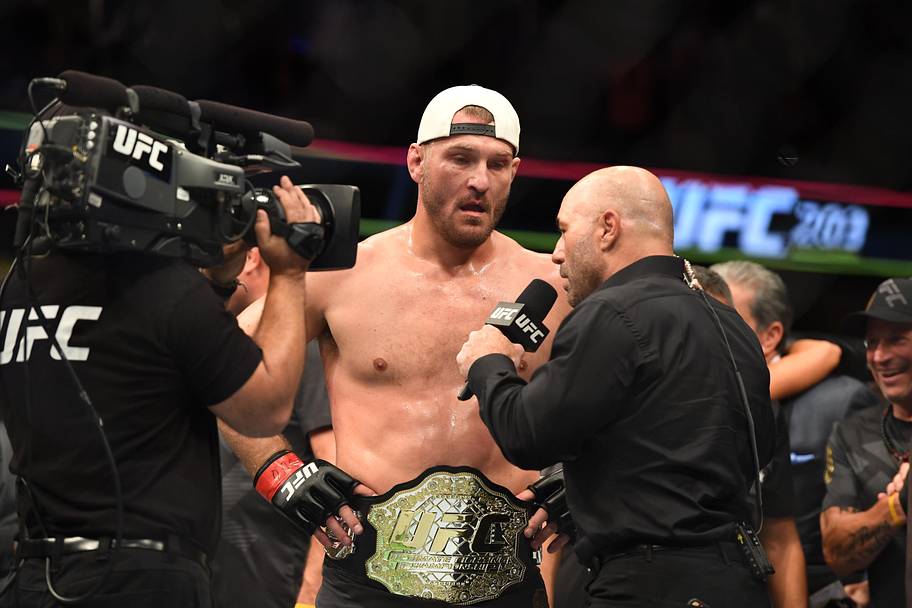 Stipe Miocic (red gloves) defeats Alistair Overeem (blue gloves) during UFC 203 at Quicken Loans Arena.