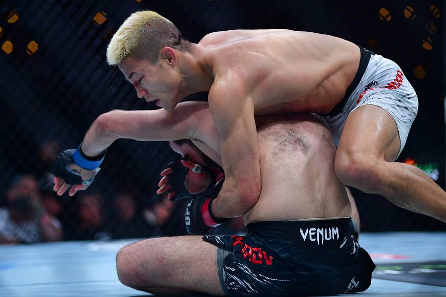 Rinya Nakamura (red gloves) fights Muin Gafurov (blue gloves) during UFC 311 at Intuit Dome.