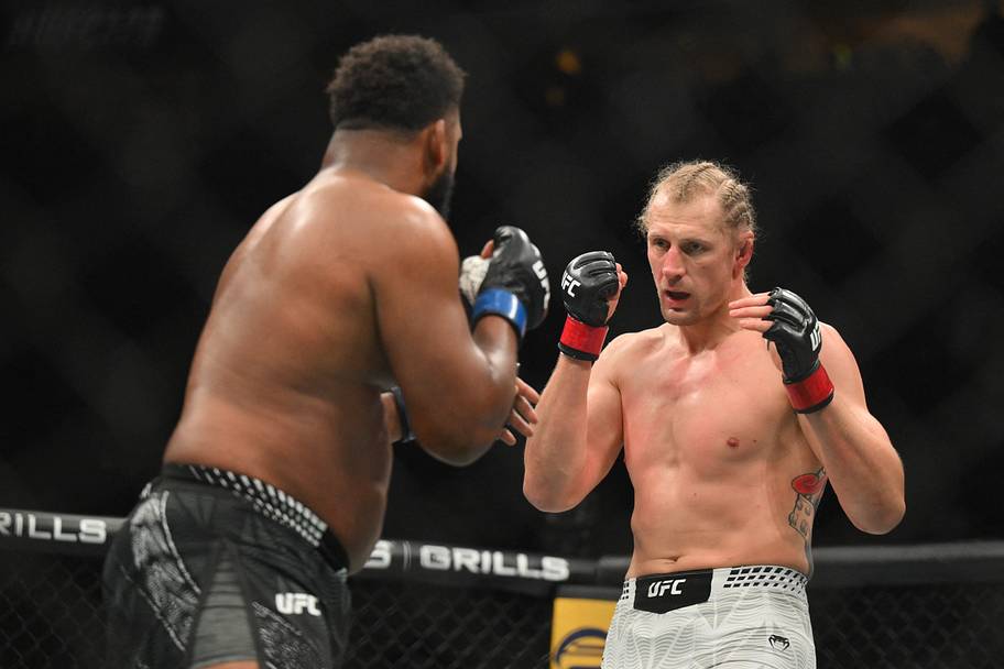 Alexander Volkov (red gloves) fights Waldo Cortes Acosta (blue gloves) during UFC 328 at Prudential Center.