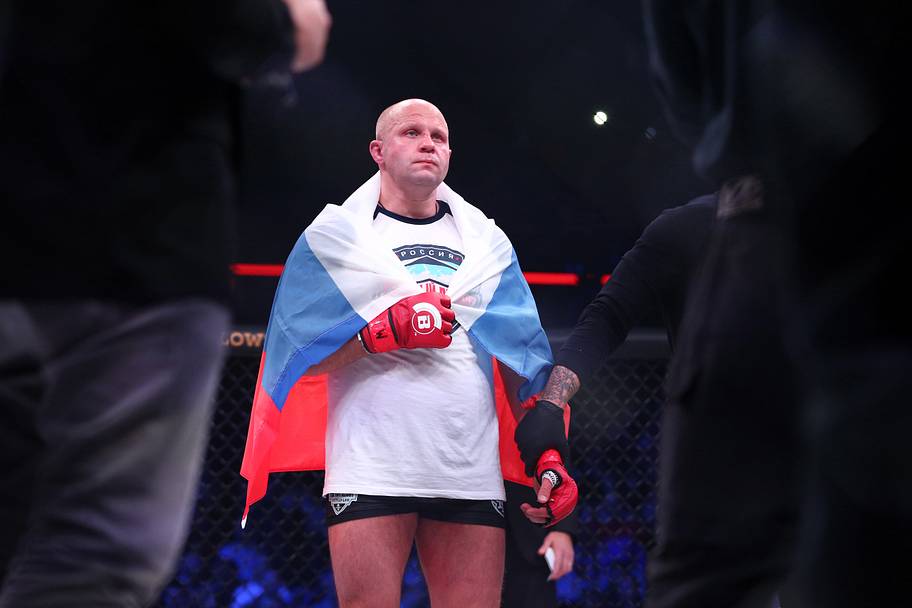 Fedor Emelianeko (red gloves) defeats Frank Mir (blue gloves) during Bellator 198 at Allstate Arena.