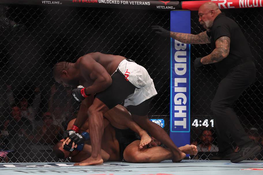 Anthony Wint (red gloves) fights Lucas Armand (blue gloves) during UFC 332 at Delta Center.
