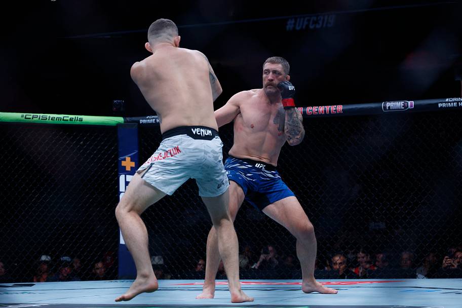 Gerald Meerschaert (red gloves) fights Michal Oleksiejczuk (blue gloves) during UFC 319 at United Center.